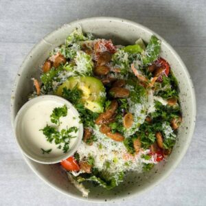 kålcaesar med avokado